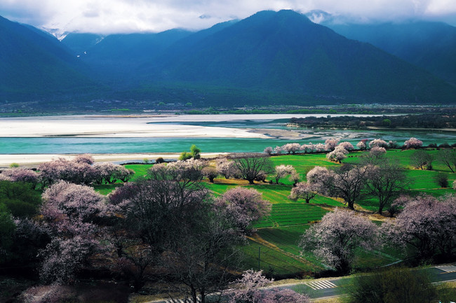 远山平原唯美风景图片